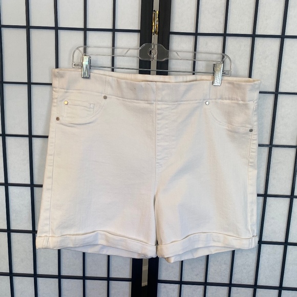 Liverpool Pulled-On Rolled Up Chloe Short - Picture 8 of 12